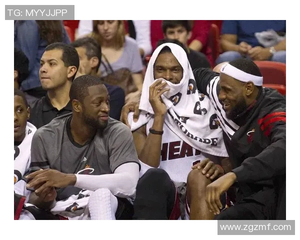 热火与山猫激战正酣球员们展现出色技艺与团队合作精神